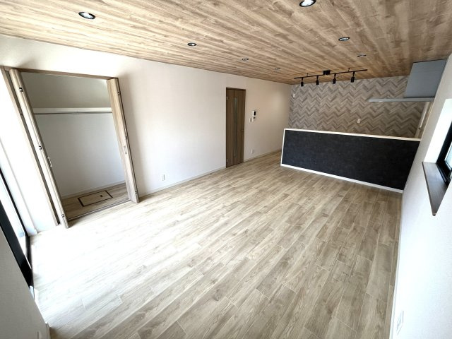 【居間・リビング】 | 仲介手数料無料！厚南小学校に通えるリフォーム済み中古住宅　宇部市東際波台５丁目 | ゆったりとしたリビングは家族の団らんがはずみますね♪