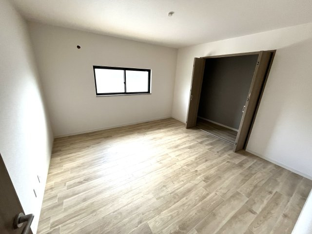 【洋室】 | 仲介手数料無料！厚南小学校に通えるリフォーム済み中古住宅　宇部市東際波台５丁目 | 使い勝手のいい洋室です