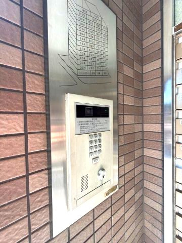 コスモ三宮アーバンスクエアの防犯設備|来客者を確認できるＴＶモニタ付インターホンも付いています

