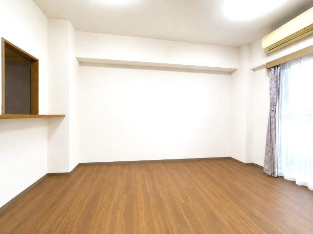 コスモ三宮アーバンスクエアの居間・リビング|このお部屋自慢の隣り和室を含め17.3帖の大空間リビングです。普段は扉を閉めて別空間として活用し、お友達を呼んでのホームパーティーなどの時には、開けて広々使う等、使い勝手がとても良いです