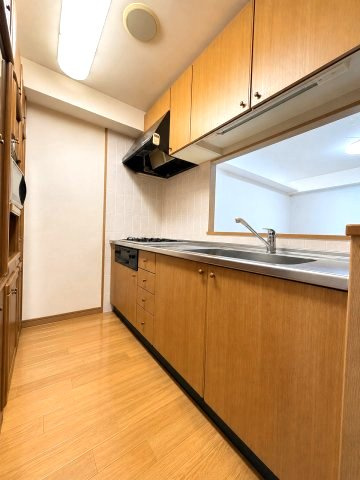 コスモ三宮アーバンスクエアのキッチン|キッチンワークしながら大切な家族との会話を楽しむ。家族のコミュニケーションが生まれるキッチンです