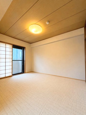コスモ三宮アーバンスクエアの和室|大きな窓からたっぷりと陽光が注がれる明るい空間。時を忘れて過ごす場所として過ごせるお部屋。
