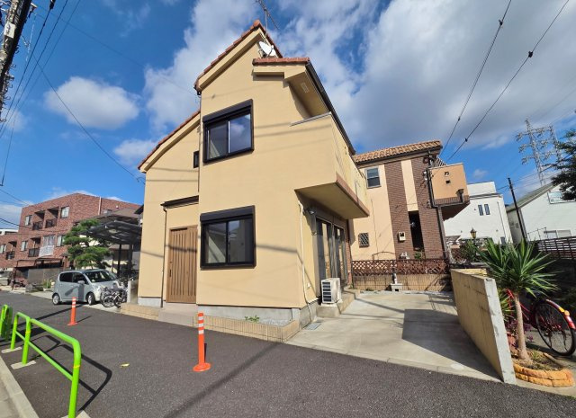 練馬区高松1丁目の外観|新規リフォ―ム済みにつき快適に新生活のスタートができます
建物前には歩道がございます
ガードレールつきなので小さなお子様も安心です
高松1丁目の落ち着いた住宅地