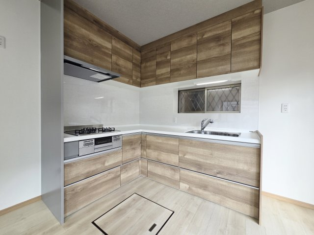 練馬区高松1丁目のキッチン|家事動線に優れたL型キッチン
小窓を設け彩光と換気にも優れたキッチンです