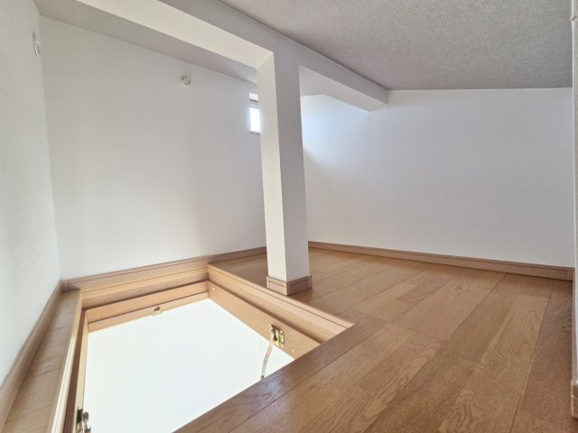 練馬区高松1丁目の収納|季節衣類やご家族の思い出の品々の収納に便利な小屋裏収納がございます