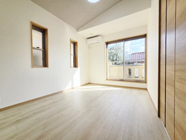 練馬区高松1丁目の洋室|2階6帖洋室は整形なお部屋なので家具のレイアウトもしやすいです
2面開口の明るく快適な洋室です