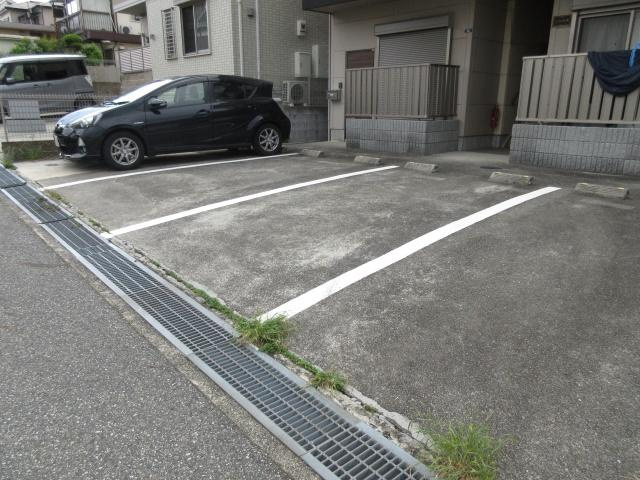 ハイツ志染の駐車場