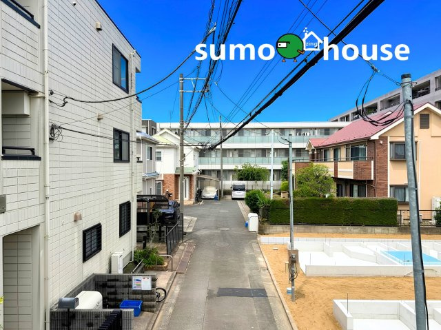 川崎市高津区新作606④　2号棟の前面道路含む現地写真|前面道路含む現地写真です