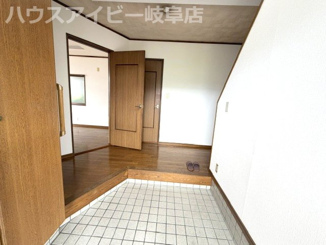 一宮市開明西出中古住宅築36年！お車スペース2台可能！玄関吹き抜けで開放的！北東角地！の玄関|一宮市開明西出中古住宅築36年！お車スペース2台可能！玄関吹き抜けで開放的！北東角地！