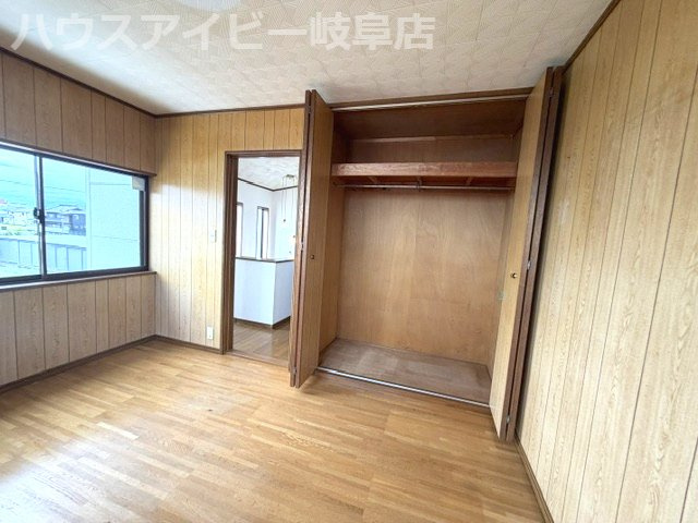 一宮市開明西出中古住宅築36年！お車スペース2台可能！玄関吹き抜けで開放的！北東角地！の洋室|一宮市開明西出中古住宅築36年！お車スペース2台可能！玄関吹き抜けで開放的！北東角地！