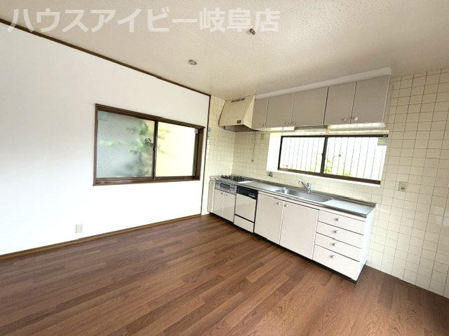 一宮市開明西出中古住宅築36年！お車スペース2台可能！玄関吹き抜けで開放的！北東角地！のキッチン|一宮市開明西出中古住宅築36年！お車スペース2台可能！玄関吹き抜けで開放的！北東角地！