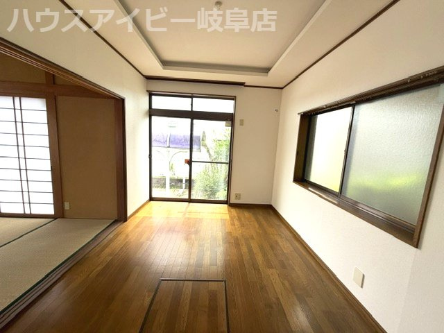 一宮市開明西出中古住宅築36年！お車スペース2台可能！玄関吹き抜けで開放的！北東角地！の洋室|一宮市開明西出中古住宅築36年！お車スペース2台可能！玄関吹き抜けで開放的！北東角地！