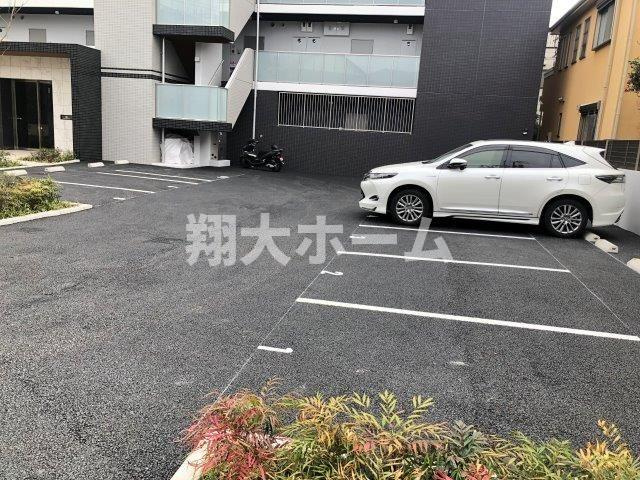 グランシャリオ西新井の駐車場