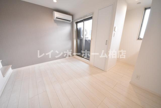 担当エリアのルームアドバイザーが直接対応いたしますの内装|ゆったりとしたリビングです