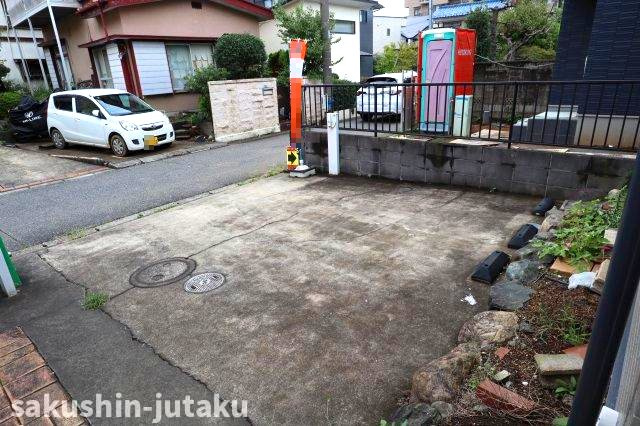 本大久保２丁目　再生住宅の駐車場|カースペース２台（車種による）