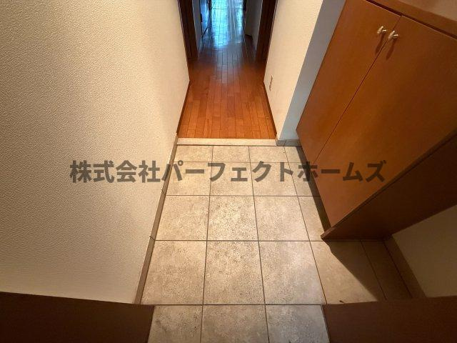 セザール枚方公園の玄関|明るい玄関です