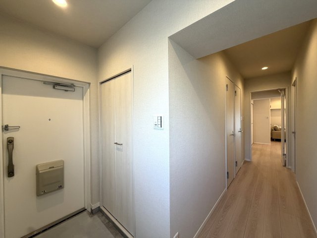相鉄線沿線でも密かに人気の星川駅☆駅もお店もどんどん生まれ変わってます！駅徒歩１分だから通勤におけるストレスなんてありません！！そう、既に駅に住んでいる感覚にもなる【リノベ／ボナハイツ星川】の玄関|毎日通る玄関はこちらです