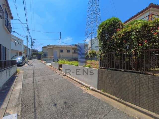 【前面道路含む現地写真】 | 練馬区大泉学園町１丁目　売地 | 青空が広がる平穏な街並み、心地よい静けさに包まれた住環境