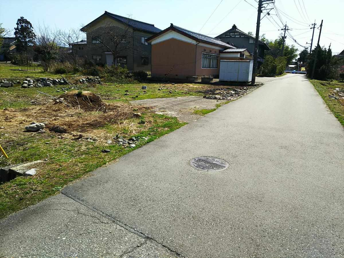 売地No.602法花寺の前面道路含む現地写真