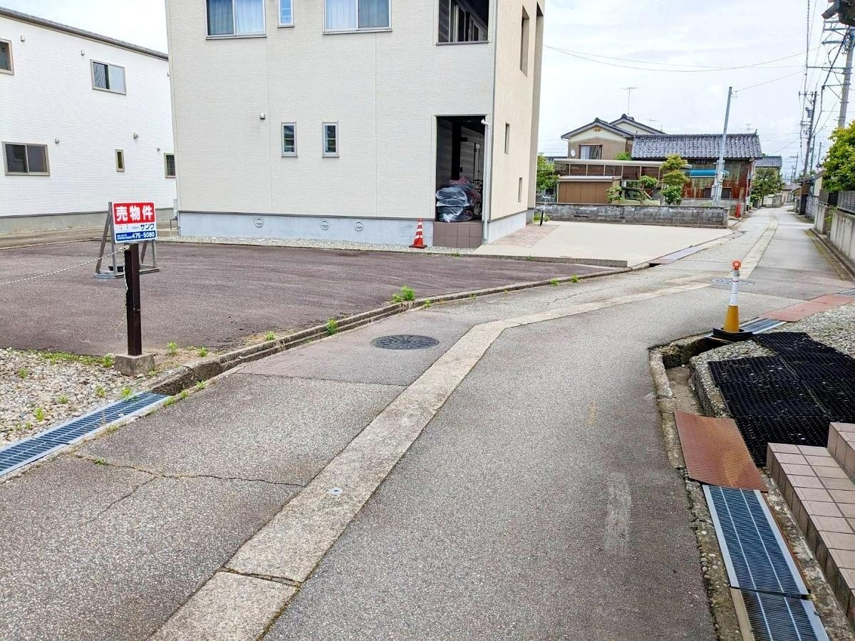 売地No.105 富山市高園町の前面道路含む現地写真