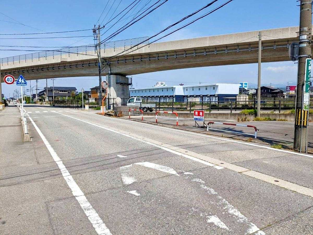 売地No.106 魚津市江口の前面道路含む現地写真