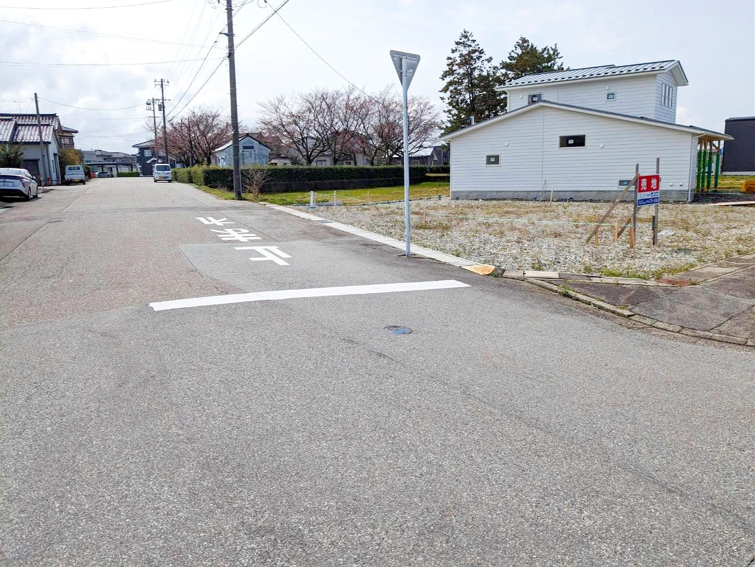 売地No.212 坪川新の前面道路含む現地写真