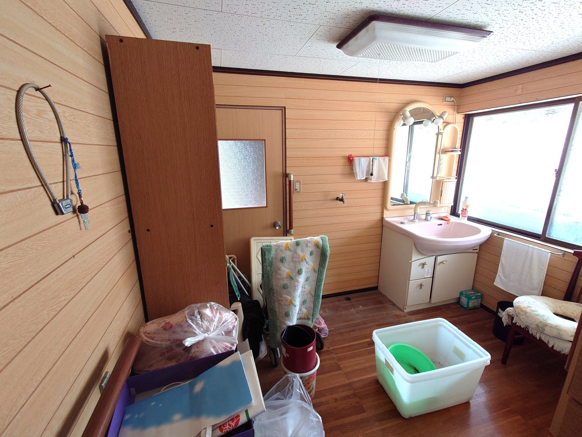 田中町 中古住宅の独立洗面台