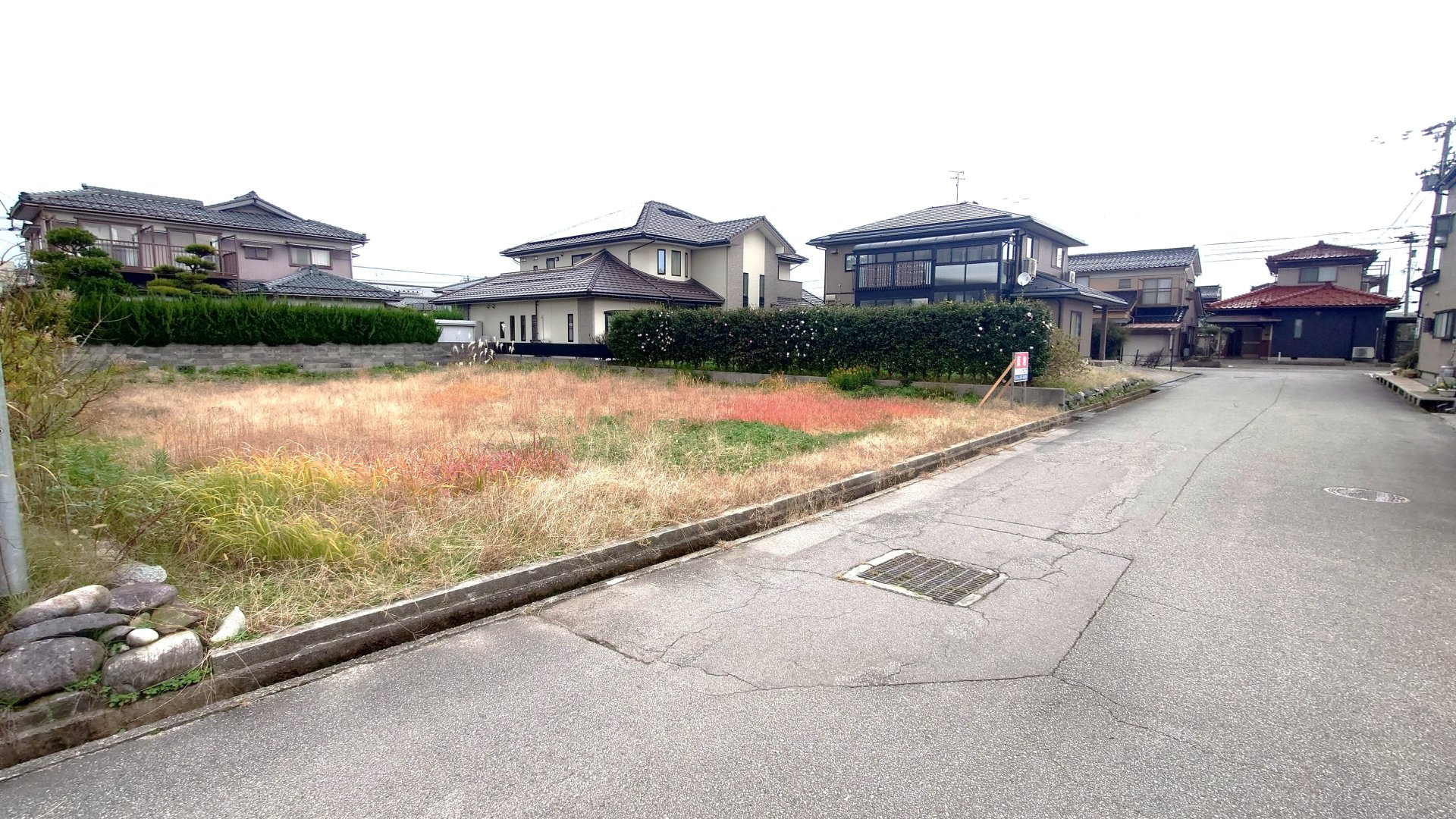 売地No.303 田中新町の前面道路含む現地写真