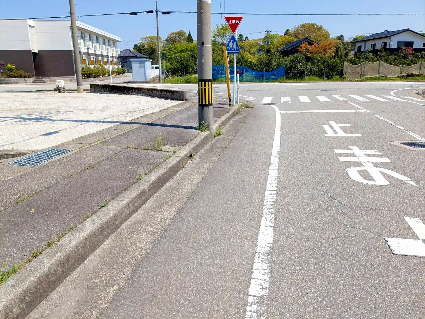 売地No.417 上小泉の前面道路含む現地写真