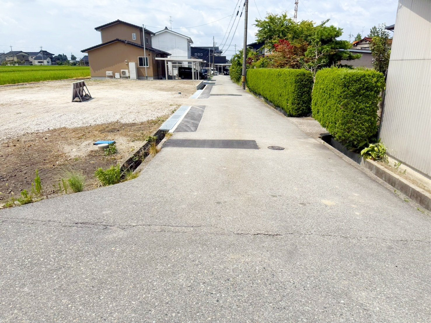 売地No.515 追分（分譲地全２区画）の前面道路含む現地写真