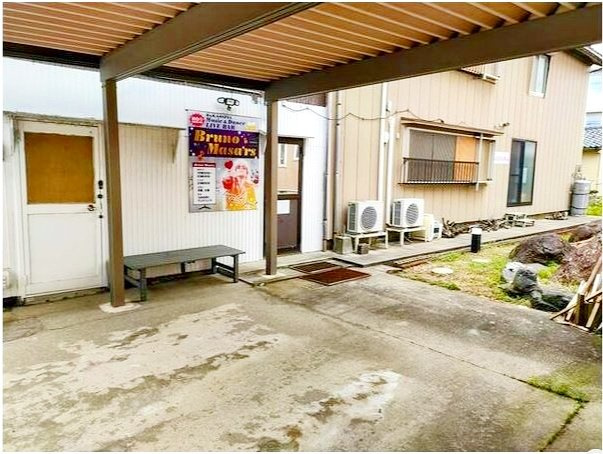 加島町 中古住宅の駐車場