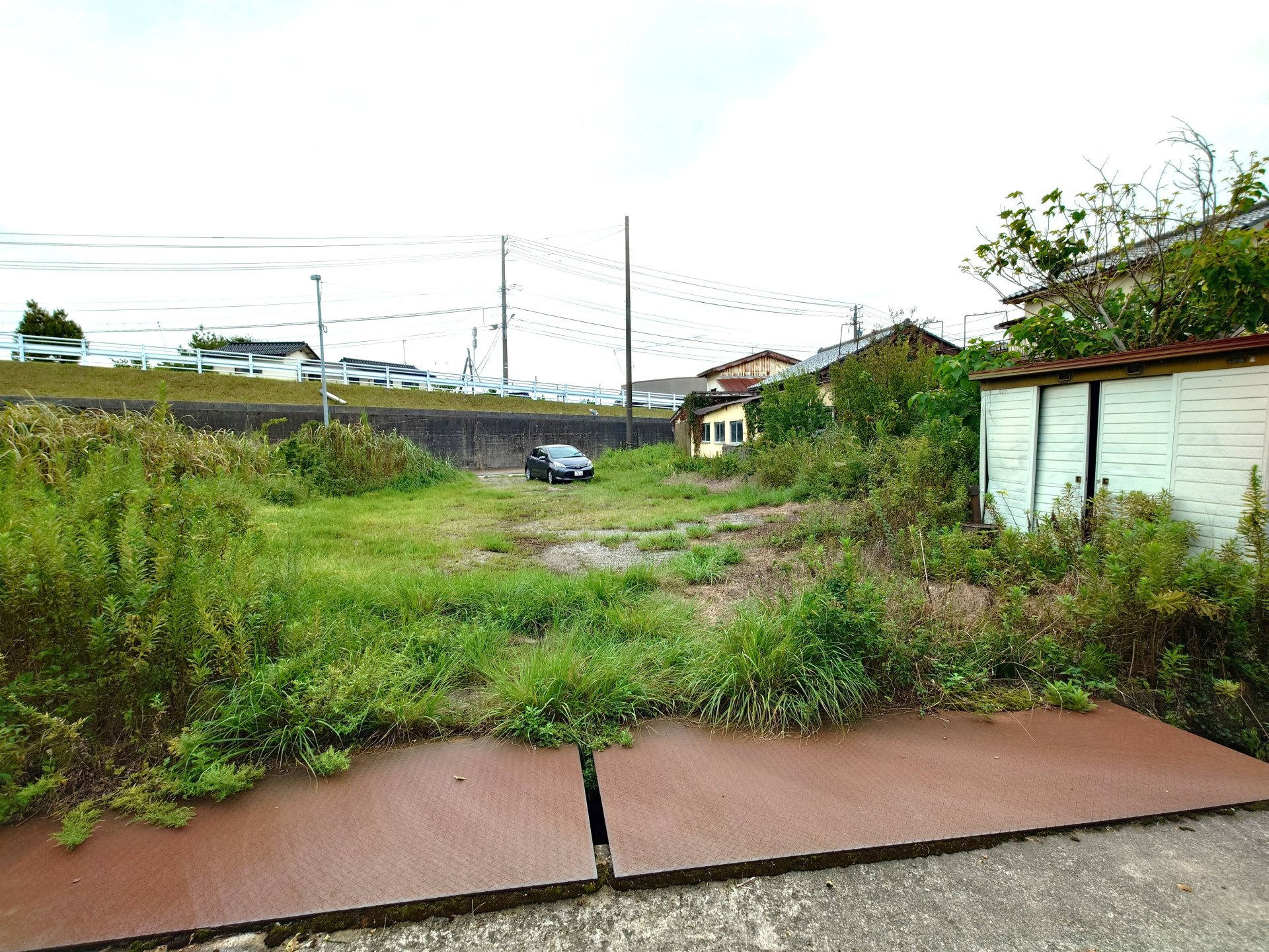 加島町 売医院の駐車場