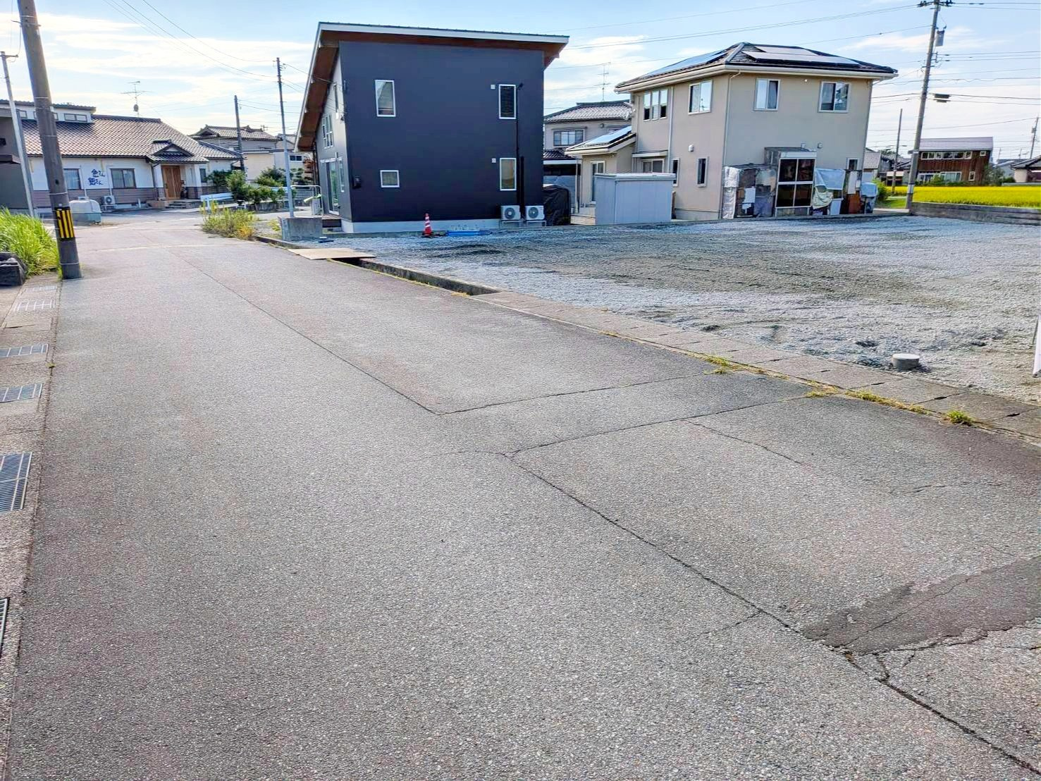 売地No.606 柳原2区画の前面道路含む現地写真