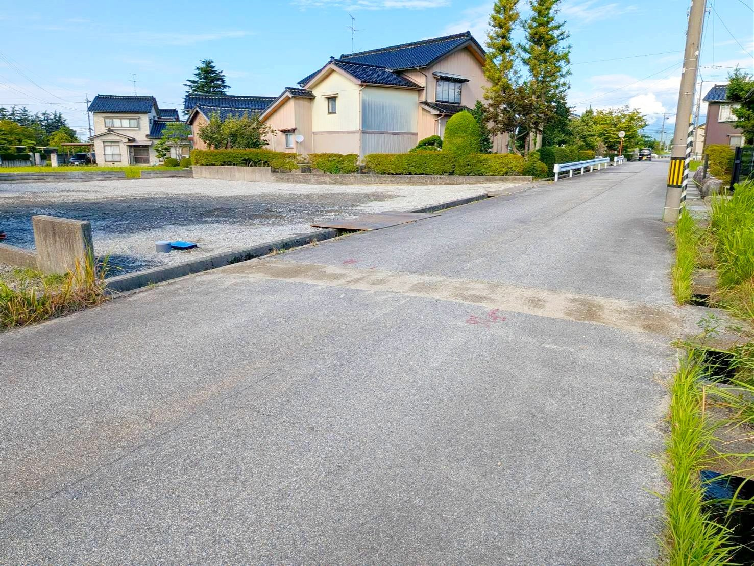 売地No.606 柳原2区画の前面道路含む現地写真