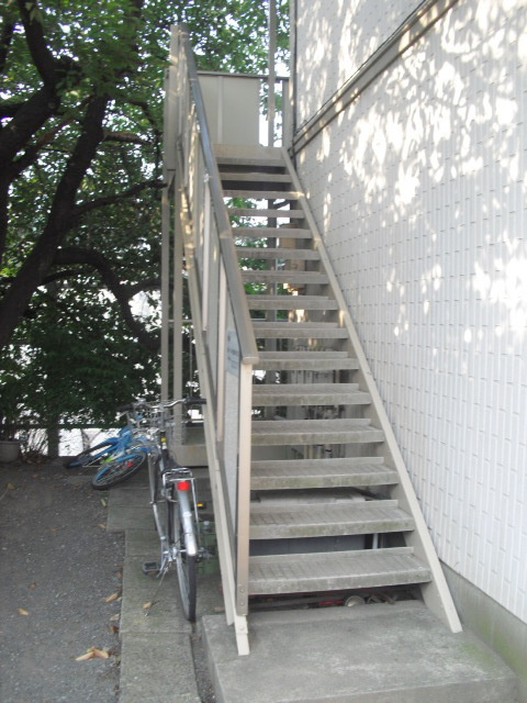 シティハイム　三立ハイツＢのエントランス|共用階段