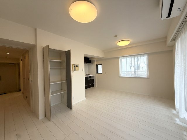 名前の通り横浜でも中心部に佇む好立地。２駅２路線利用可で目の前のバス停からはさらに多方面へのお出かけも可能◎車持ちの方には文句ない国道1号線沿い☆な、【リフォーム／グリフォーネ横浜・中央】の居間・リビング|リビングです