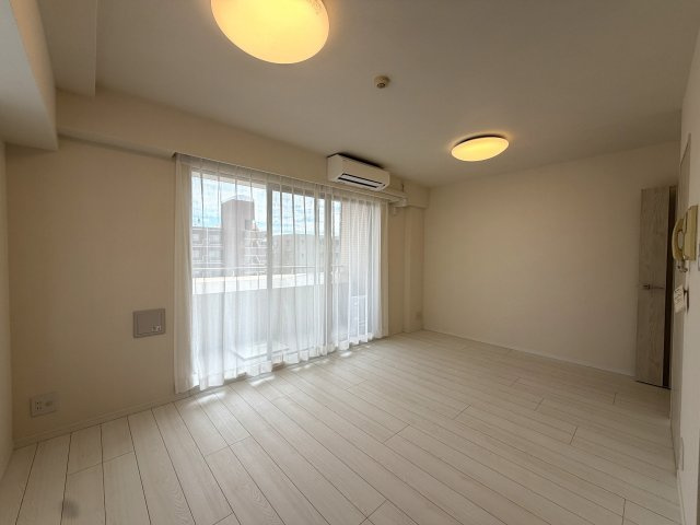 名前の通り横浜でも中心部に佇む好立地。２駅２路線利用可で目の前のバス停からはさらに多方面へのお出かけも可能◎車持ちの方には文句ない国道1号線沿い☆な、【リフォーム／グリフォーネ横浜・中央】の居間・リビング|ゆったり過ごせるリビングです