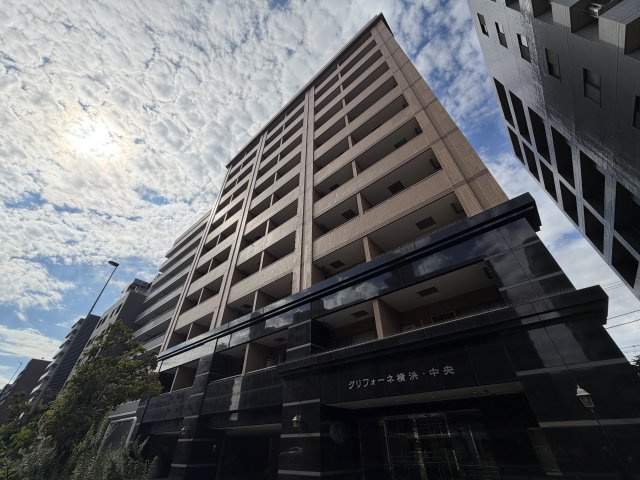 名前の通り横浜でも中心部に佇む好立地。２駅２路線利用可で目の前のバス停からはさらに多方面へのお出かけも可能◎車持ちの方には文句ない国道1号線沿い☆な、【リフォーム／グリフォーネ横浜・中央】の外観|建物外観を気になさる方へ、見た目の良い物件です