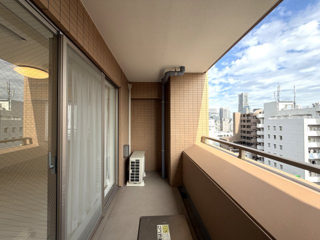 名前の通り横浜でも中心部に佇む好立地。２駅２路線利用可で目の前のバス停からはさらに多方面へのお出かけも可能◎車持ちの方には文句ない国道1号線沿い☆な、【リフォーム／グリフォーネ横浜・中央】のバルコニー|広々としたバルコニーです