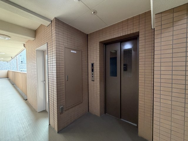 名前の通り横浜でも中心部に佇む好立地。２駅２路線利用可で目の前のバス停からはさらに多方面へのお出かけも可能◎車持ちの方には文句ない国道1号線沿い☆な、【リフォーム／グリフォーネ横浜・中央】のその他共用部分