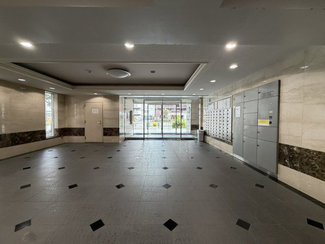 名前の通り横浜でも中心部に佇む好立地。２駅２路線利用可で目の前のバス停からはさらに多方面へのお出かけも可能◎車持ちの方には文句ない国道1号線沿い☆な、【リフォーム／グリフォーネ横浜・中央】のその他共用部分