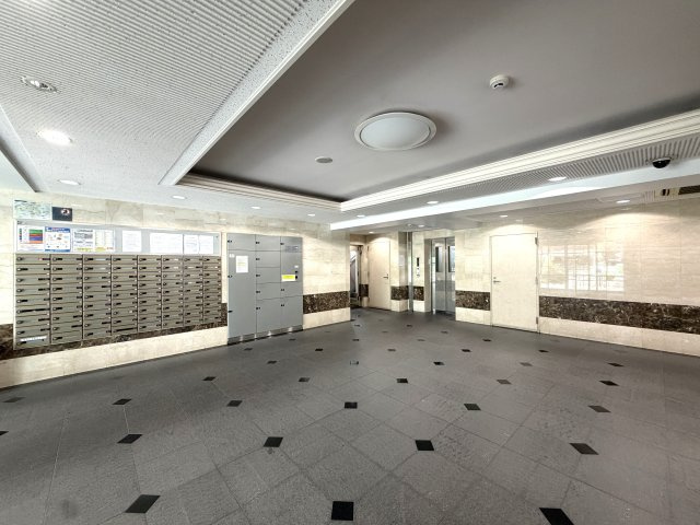 名前の通り横浜でも中心部に佇む好立地。２駅２路線利用可で目の前のバス停からはさらに多方面へのお出かけも可能◎車持ちの方には文句ない国道1号線沿い☆な、【リフォーム／グリフォーネ横浜・中央】のその他共用部分