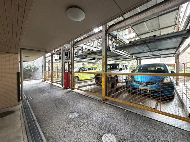 名前の通り横浜でも中心部に佇む好立地。２駅２路線利用可で目の前のバス停からはさらに多方面へのお出かけも可能◎車持ちの方には文句ない国道1号線沿い☆な、【リフォーム／グリフォーネ横浜・中央】の駐車場