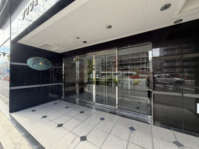 名前の通り横浜でも中心部に佇む好立地。２駅２路線利用可で目の前のバス停からはさらに多方面へのお出かけも可能◎車持ちの方には文句ない国道1号線沿い☆な、【リフォーム／グリフォーネ横浜・中央】のエントランス|落ち着いたエントランスです