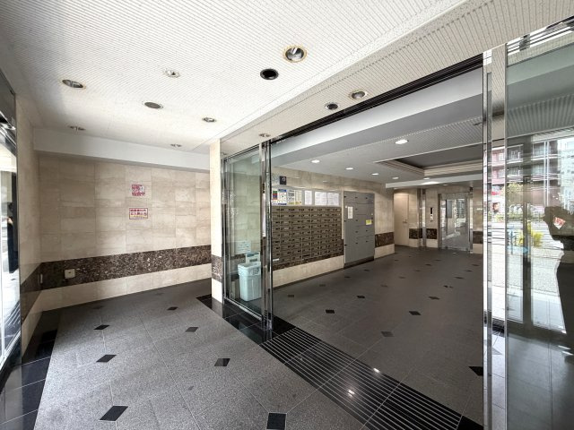 名前の通り横浜でも中心部に佇む好立地。２駅２路線利用可で目の前のバス停からはさらに多方面へのお出かけも可能◎車持ちの方には文句ない国道1号線沿い☆な、【リフォーム／グリフォーネ横浜・中央】のその他共用部分