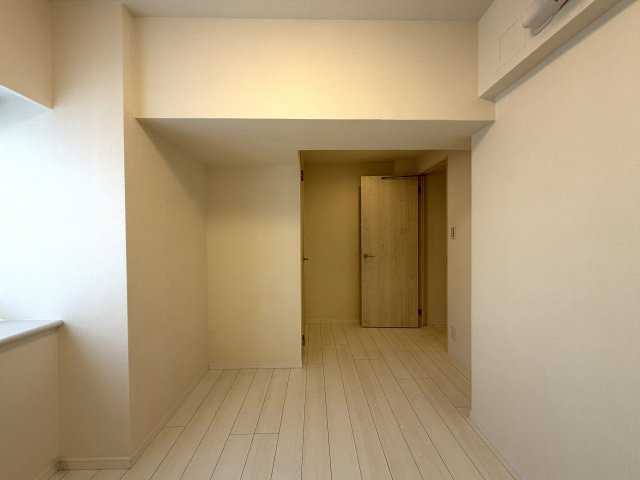 名前の通り横浜でも中心部に佇む好立地。２駅２路線利用可で目の前のバス停からはさらに多方面へのお出かけも可能◎車持ちの方には文句ない国道1号線沿い☆な、【リフォーム／グリフォーネ横浜・中央】の洋室|明るい洋室です