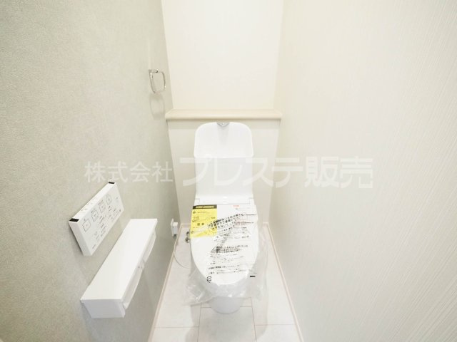 奈良市帝塚山南２丁目の新築一戸建のトイレ|現地写真（２階トイレ）温水洗浄便座を標準装備！