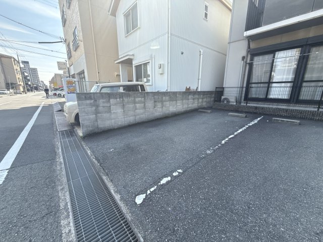 シャーメゾン東延末の駐車場