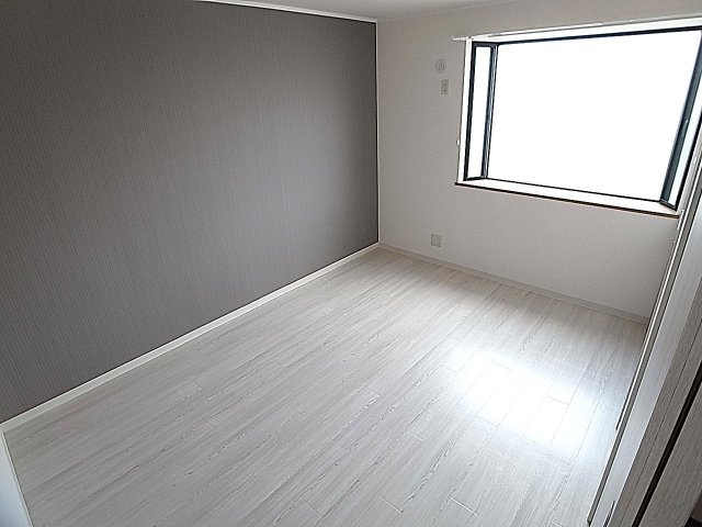 ヴィラ北鈴蘭の内装|壁紙にアクセントクロスを採用してお洒落な内装