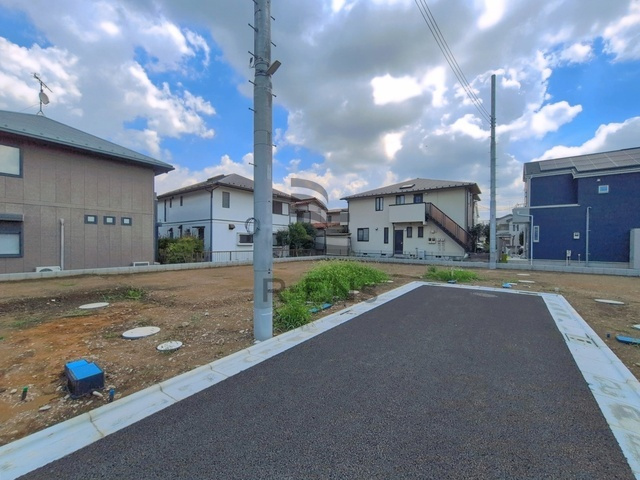 【前面道路含む現地写真】 | 練馬区大泉学園町６丁目　売地　F区画 | 青空が広がる平穏な街並み、心地よい静けさに包まれた住環境